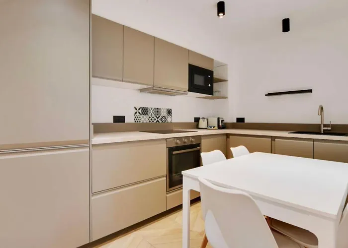 Beautiful Near Bastille L001 *